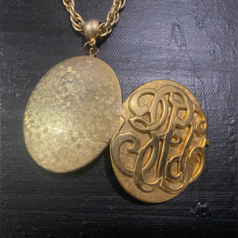 70s-80s Vintage • Locket